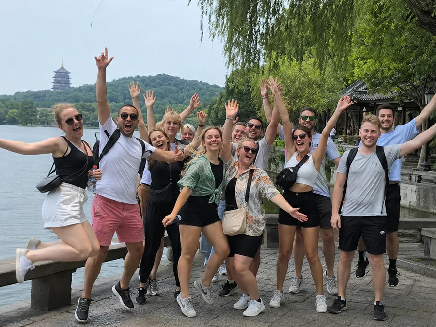 Traveler getting online China travel support before or during a trip